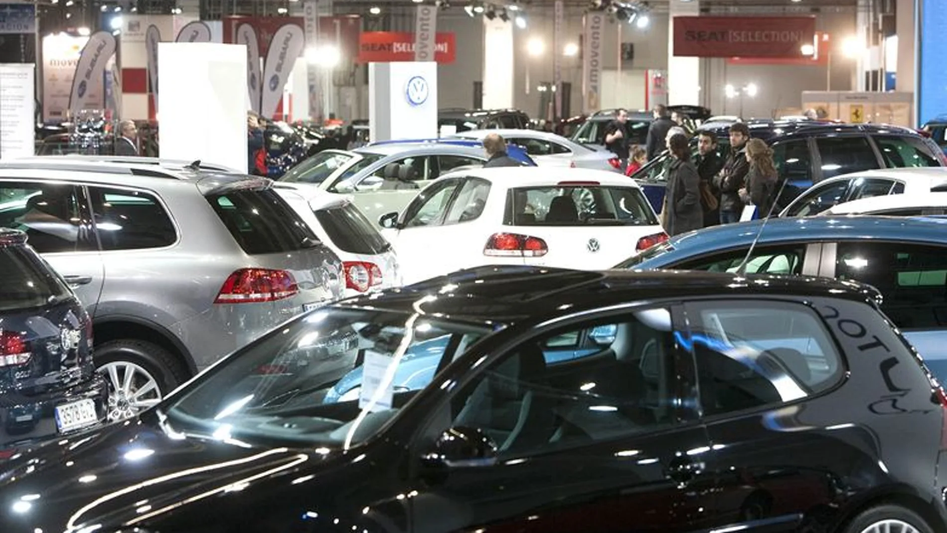 Coches en una feria de automóviles Coches en una feria de automóviles