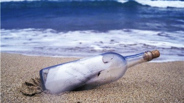 Un mensaje en una botella en una imagen de archivo