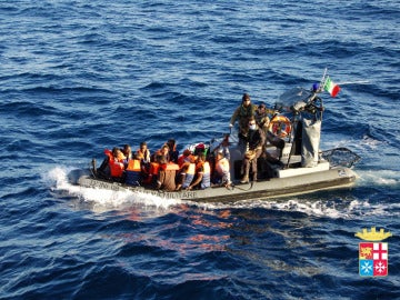 Algunos de los inmigrantes llegados en barcazas