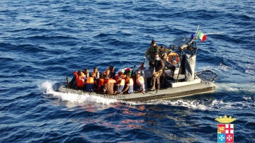 Algunos de los inmigrantes llegados en barcazas