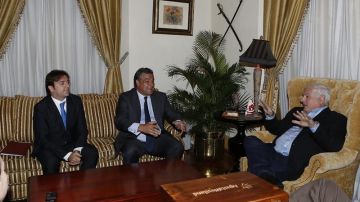 Martinelli junto al embajador de España en Panamá.