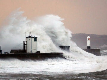 Una ola gigante rompe el paseo marítimo en Gales