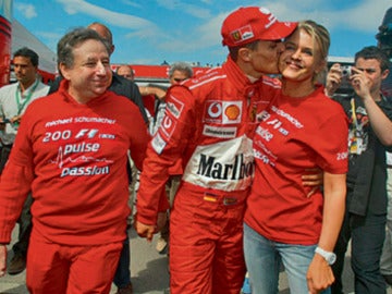 Schumacher besa a su mujer en el GP de España