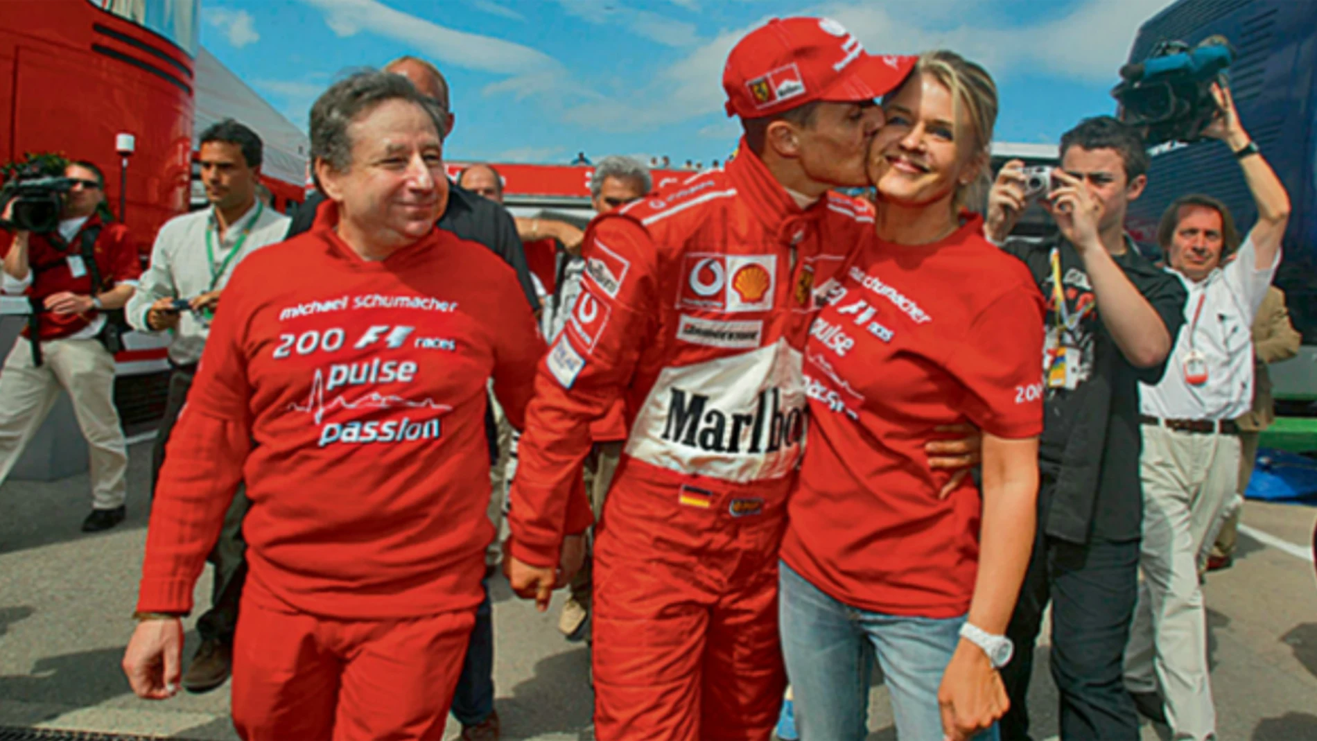 Schumacher besa a su mujer en el GP de España