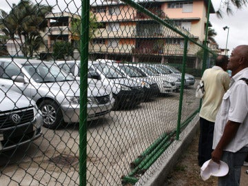 Varios cubanos observan los coches