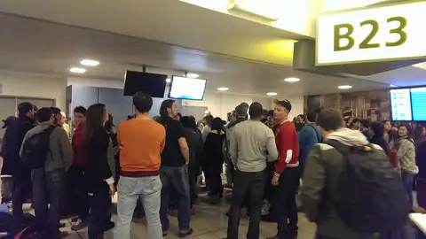 Imagen de los españoles esperando en el JFK Imagen de los españoles esperando en el JFK