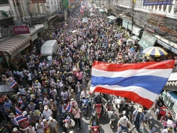 Miles de manifestantes protestan por las calles de Bangkok.