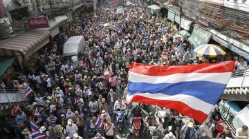 Miles de manifestantes protestan por las calles de Bangkok.