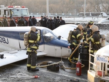 Una avioneta aterriza de emergencia en una autovía