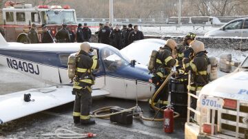 Una avioneta aterriza de emergencia en una autovía