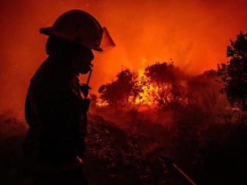 Un bombero intenta controlar un incendio forestal en Chile