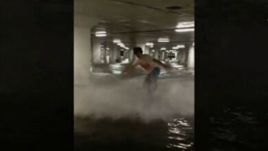 Practican surf en el interior de un garaje inundado en Reino Unido