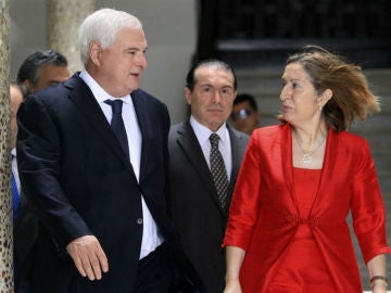 El presidente de Panamá, Ricardo Martinelli (i), y la ministra española de Fomento, Ana Pastor (d)