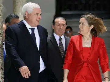 El presidente de Panamá, Ricardo Martinelli (i), y la ministra española de Fomento, Ana Pastor (d) El presidente de Panamá, Ricardo Martinelli (i), y la ministra española de Fomento, Ana Pastor (d)