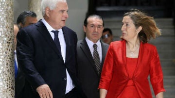 El presidente de Panamá, Ricardo Martinelli (i), y la ministra española de Fomento, Ana Pastor (d)