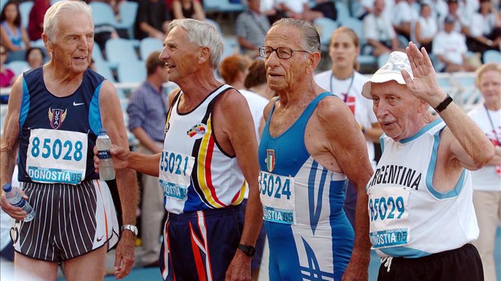 El atleta m&aacute;s anciano de B&eacute;lgica, el segundo por la izquierda, se somete a la eutanasia