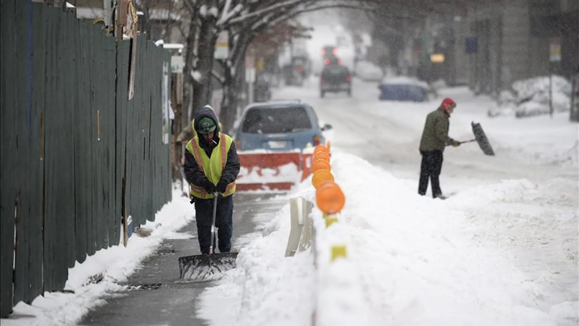 Un obrero retira la nieve acumulada frente a la obra en la que trabaja en Nueva York Un obrero retira la nieve acumulada frente a la obra en la que trabaja en Nueva York