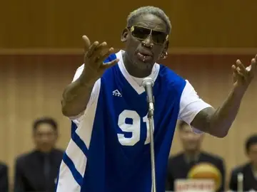 Dennis Rodman canta el cumpleaños feliz a su “amigo” Kim Jong-un Dennis Rodman canta el cumpleaños feliz a su “amigo” Kim Jong-un