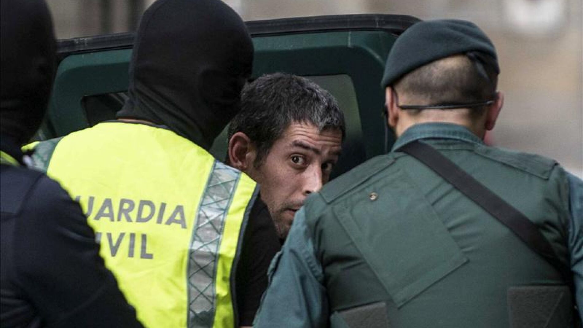 Agentes de la Guardia Civil custodian a Egoitz L&oacute;pez