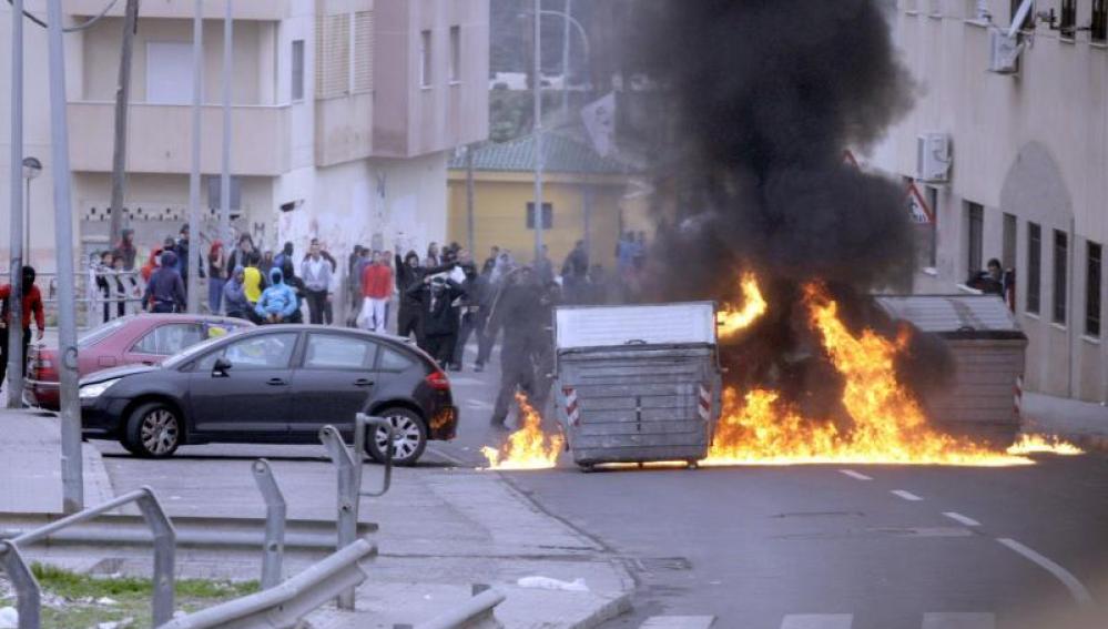 Disturbios en un barrio de Melilla con barricadas