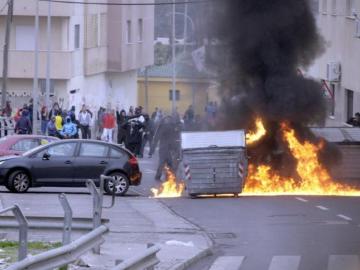 Disturbios en un barrio de Melilla con barricadas