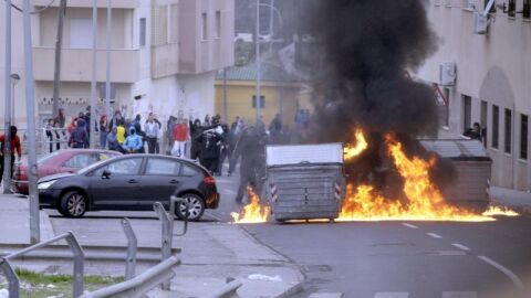 Disturbios en un barrio de Melilla con barricadas