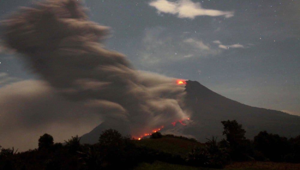 Más de 25.000 evacuados por el volcán Sinabung en Indonesia