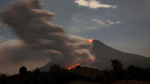 M&aacute;s de 25.000 evacuados por el volc&aacute;n Sinabung en Indonesia