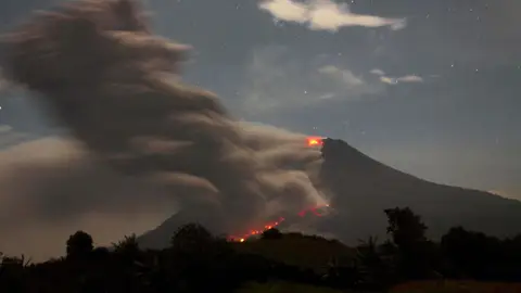 Más de 25.000 evacuados por el volcán Sinabung en Indonesia Más de 25.000 evacuados por el volcán Sinabung en Indonesia