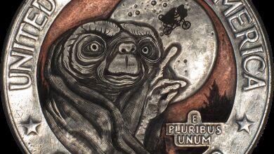 Un artista talla monedas para representar los personajes más locos de la numismática
