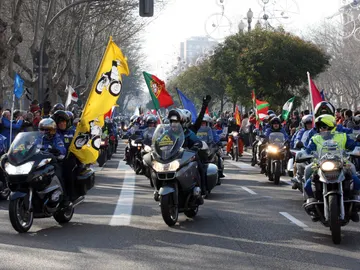 Miles de moteros participan en el desfile de banderas de Pingüinos 2014 por las calles de Valladolid Miles de moteros participan en el desfile de banderas de Pingüinos 2014 por las calles de Valladolid