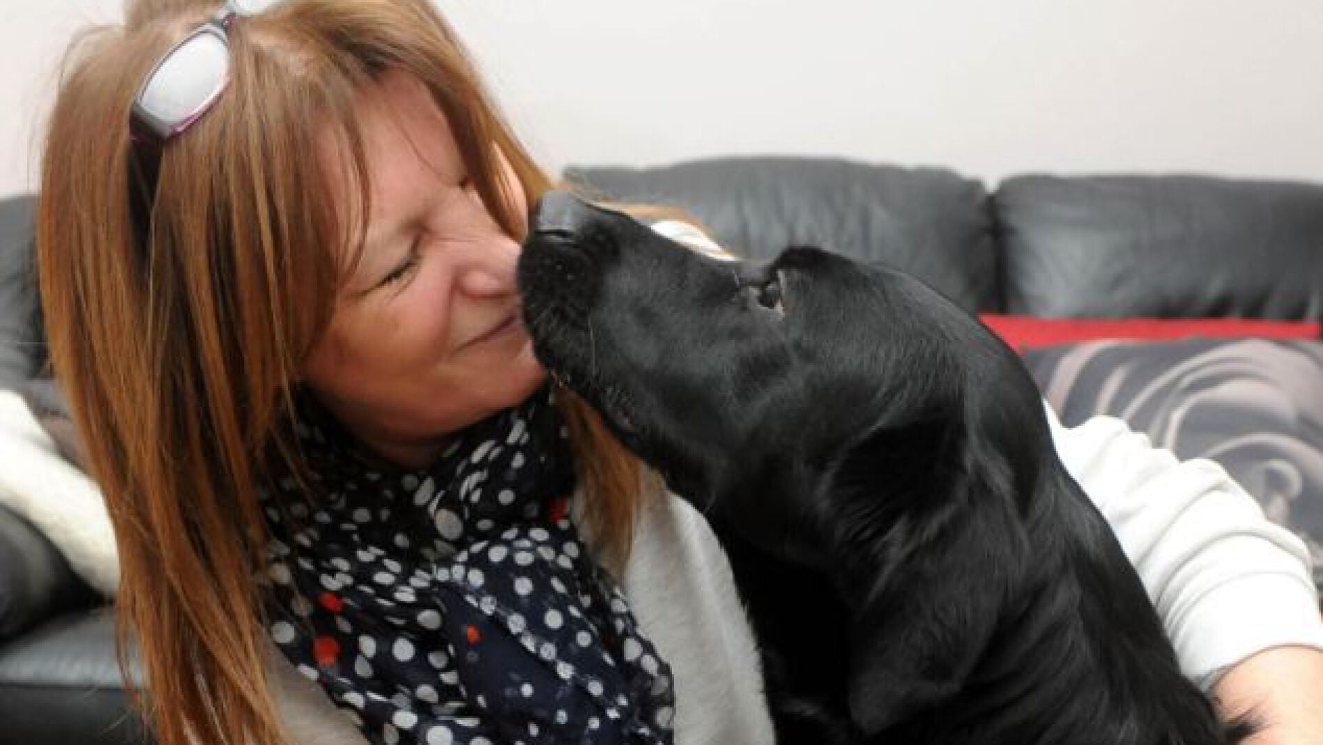 Nell da un beso a su monitora