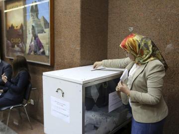 Egipcios votan en el referendum