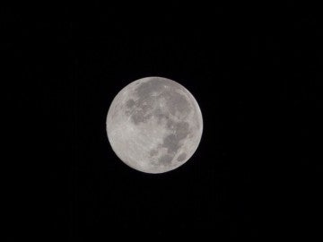 Fotografía de la luna llena en el cielo