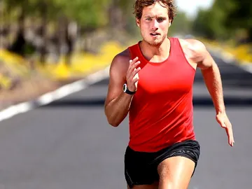 Un hombre corriendo Un hombre corriendo