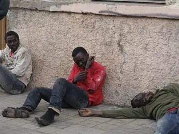 Inmigrantes entran en Melilla tras asaltar la valla fronteriza Inmigrantes entran en Melilla tras asaltar la valla fronteriza