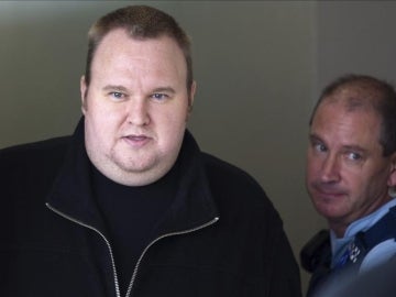 El fundador de Megaupload, Kim Schmitz o Kim Dotcom presenta su Partido Internet.