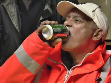 Uno de los empleados bebiendo cerveza Uno de los empleados bebiendo cerveza