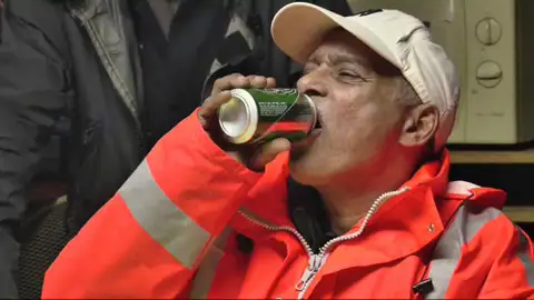 Uno de los empleados bebiendo cerveza Uno de los empleados bebiendo cerveza