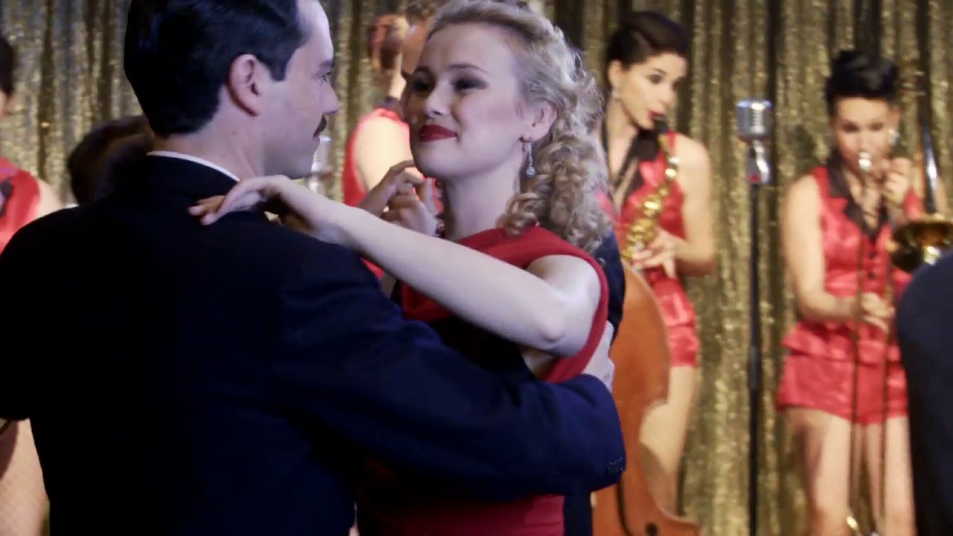 El tiempo entre costuras