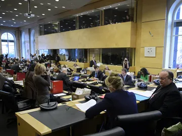 El representante de la Santa Sede ante Naciones Unidas, Silvano Tomasi, conversa con el fiscal El representante de la Santa Sede ante Naciones Unidas, Silvano Tomasi, conversa con el fiscal