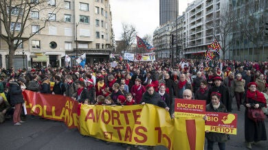 Miles de personas se manifiestan en París contra el aborto