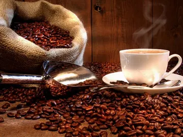 Una taza de café humeante Una taza de café humeante