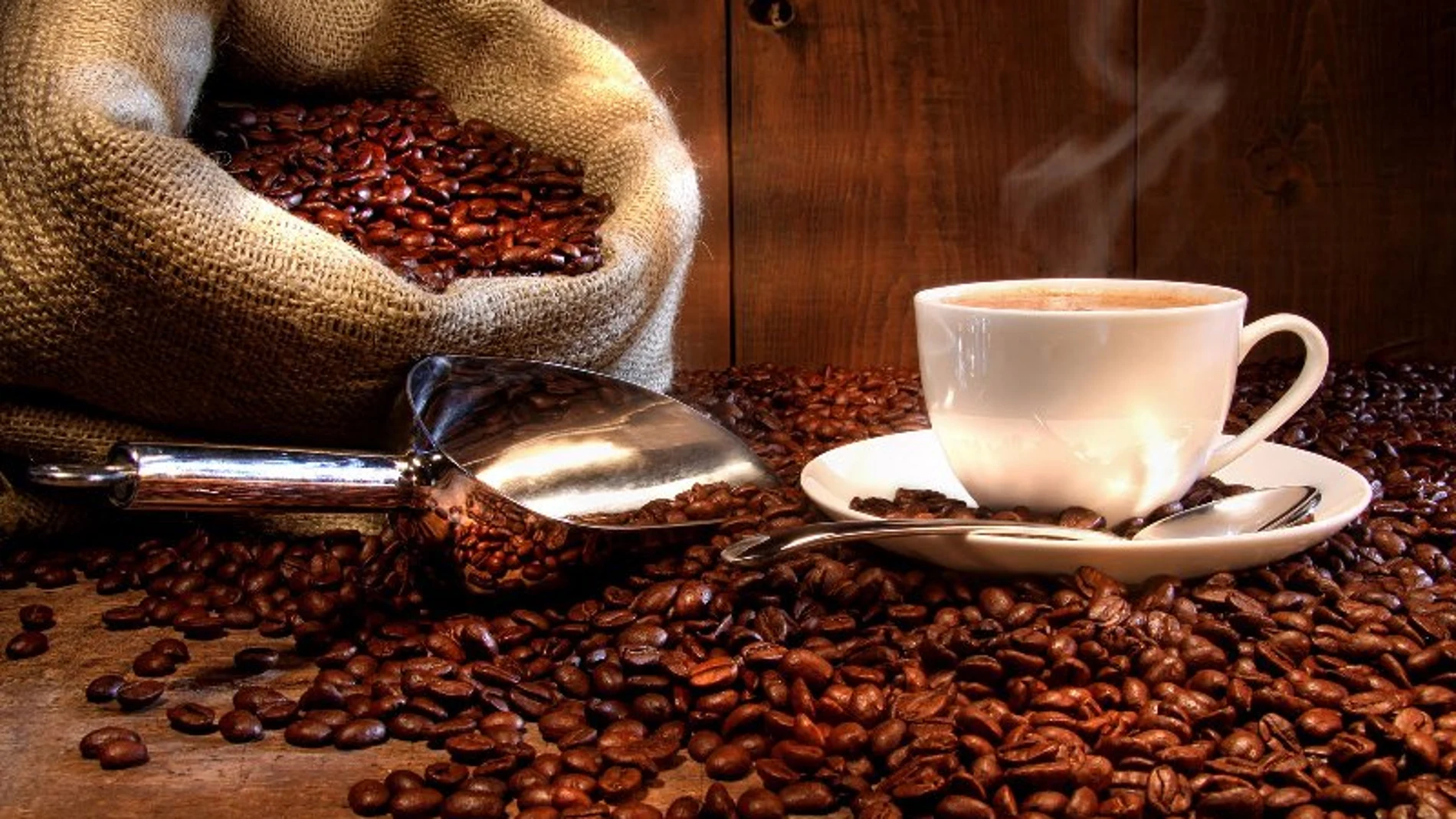 Una taza de café humeante Una taza de café humeante