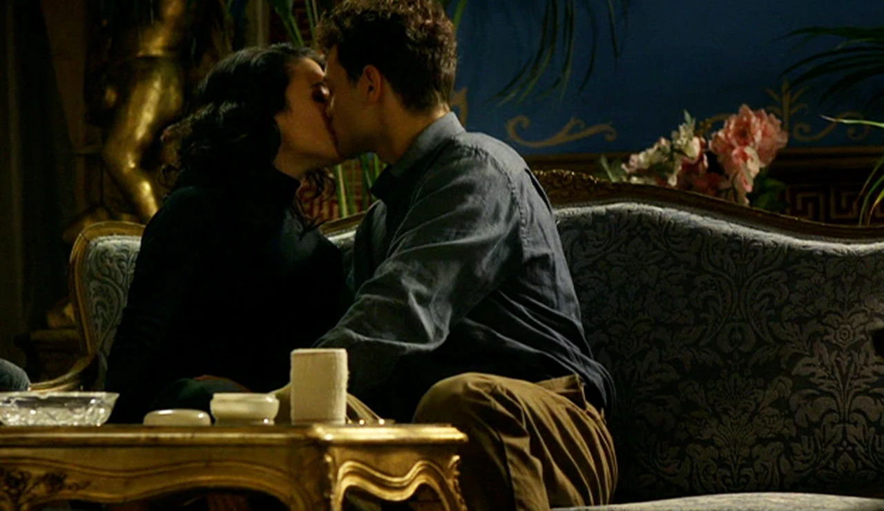 Marcus y Sira vuelven a besarse