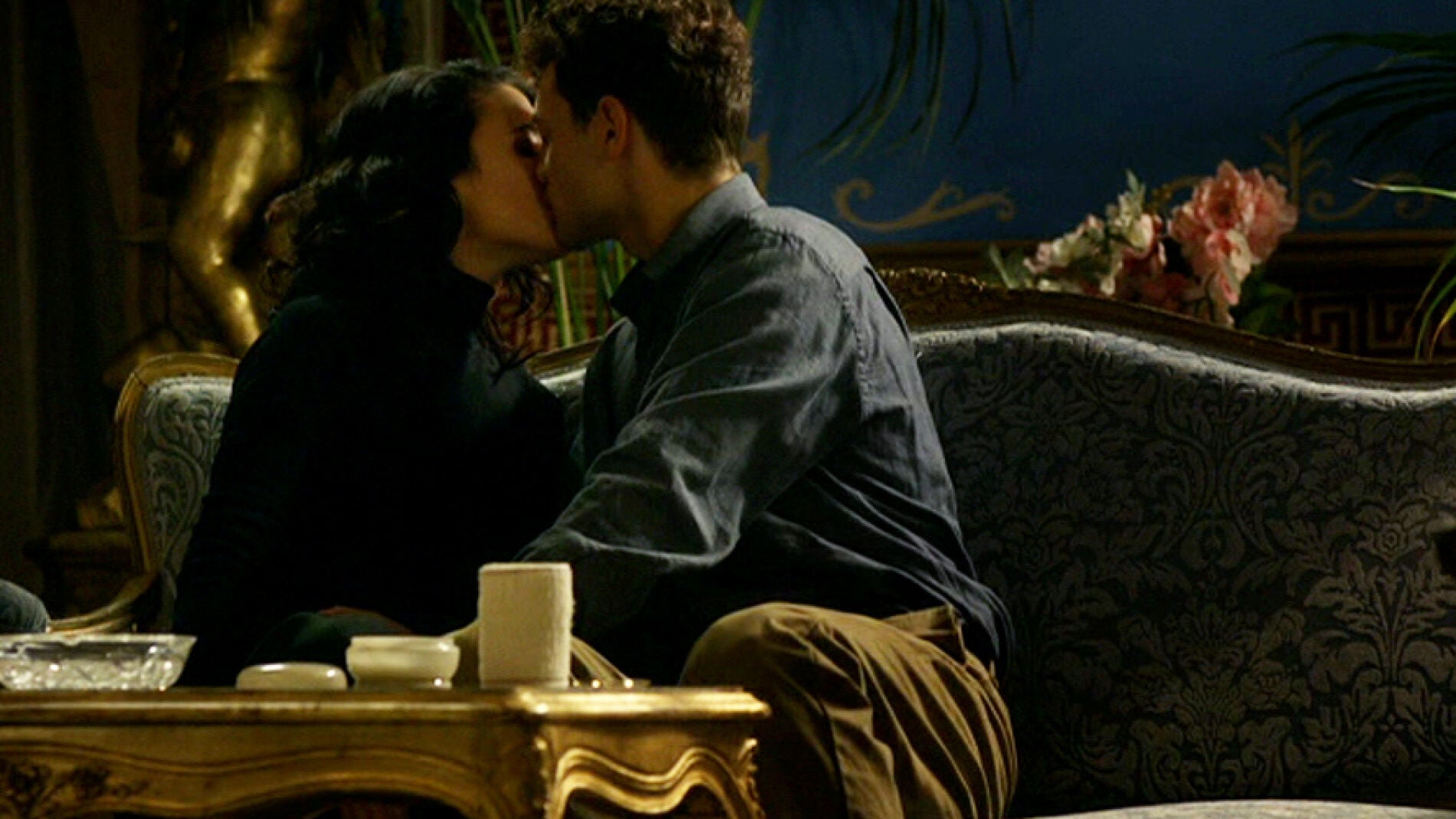 Marcus y Sira vuelven a besarse