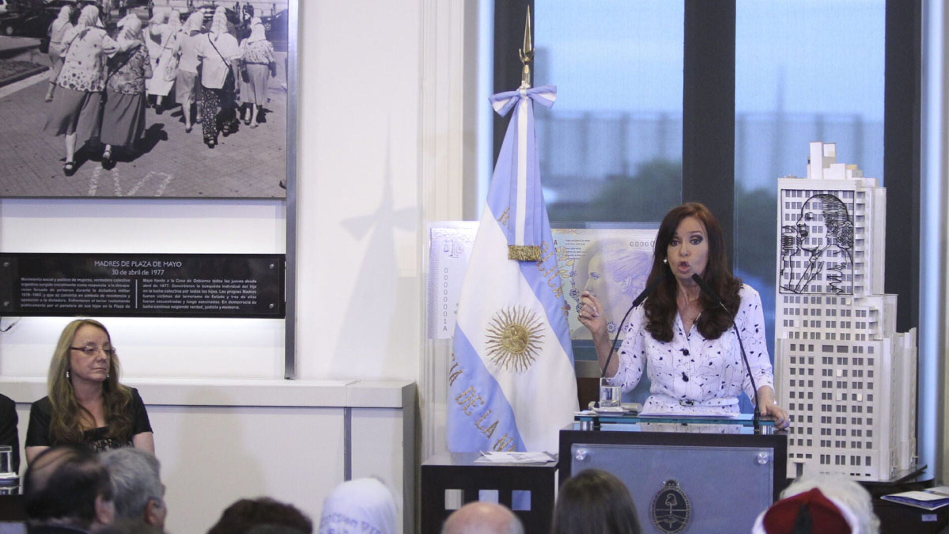Cristina Fern&aacute;ndez reaparece en un acto