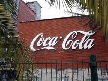 Fachada de una de las plantas de Coca-Cola Iberian Partners