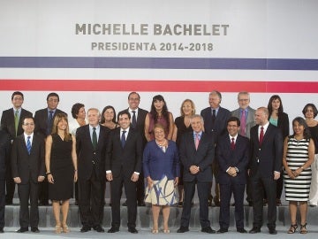 Bachelet posa junto a sus ministros