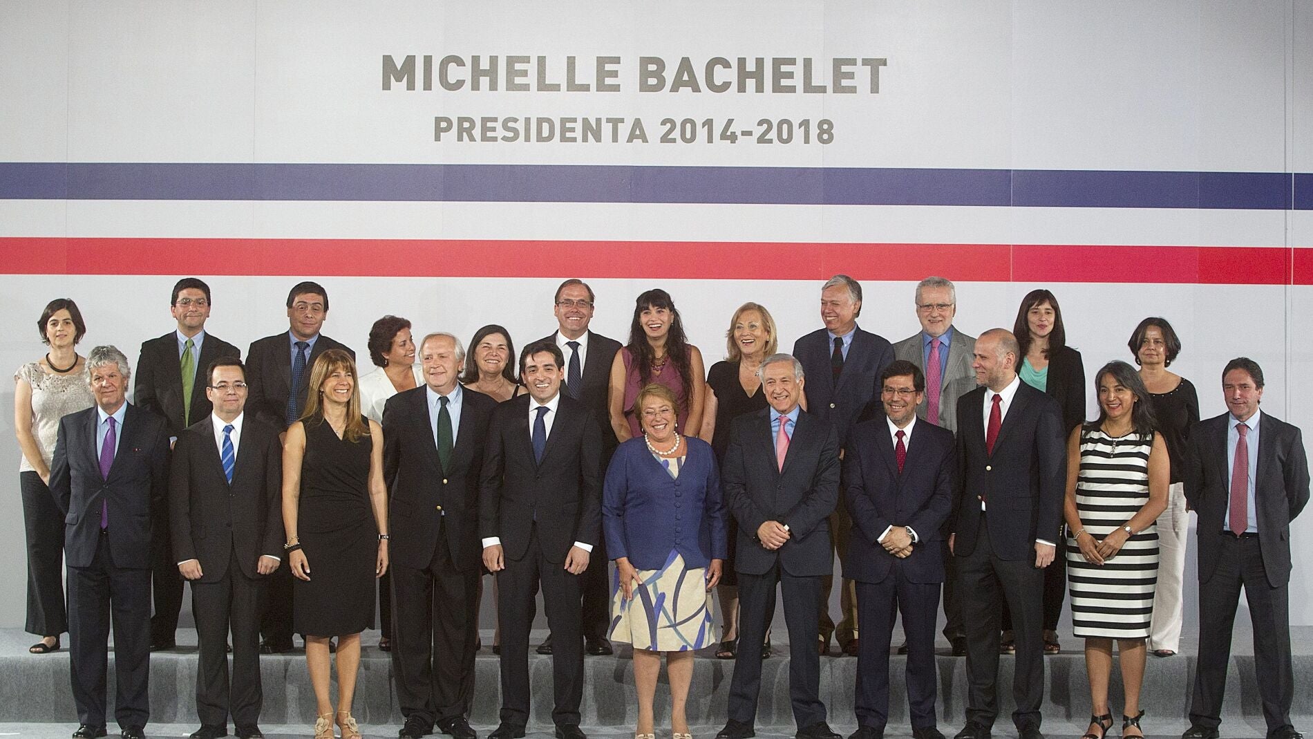 Bachelet posa junto a sus ministros